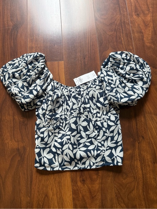 Abercrombie & Fitch Tops - 🆕 Abercrombie & Fitch Floral Navy & White Puff Short Sleeve Crop Top / XS / NWT